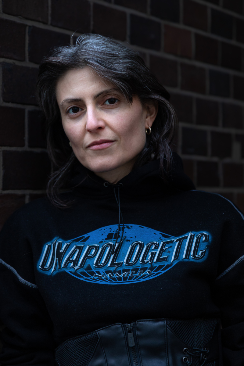 Onasi qiziga emizishni orgatadi